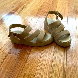 Vince skylar suede platform sandal. Size 6.5 Color Dune